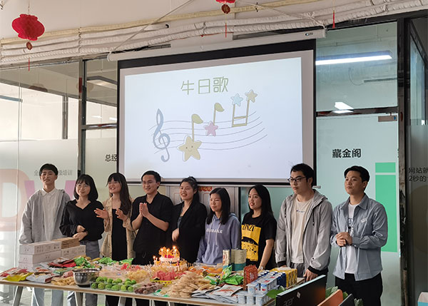 相親相愛一家親，祝深度網家人們生日快樂!